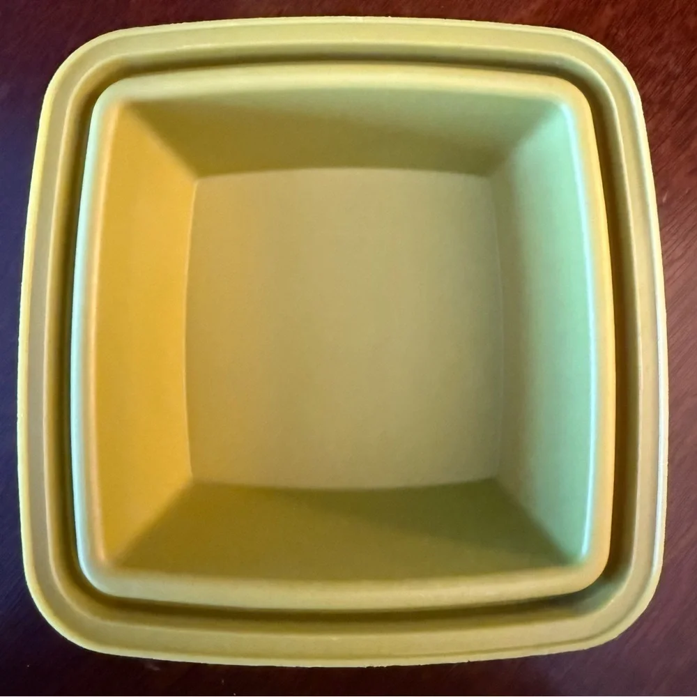 Tupperware vintage olive